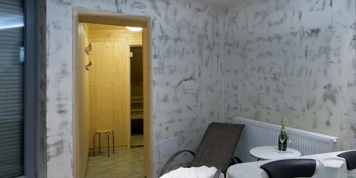 Kromě sauny najdete ve wellness také vířivku.