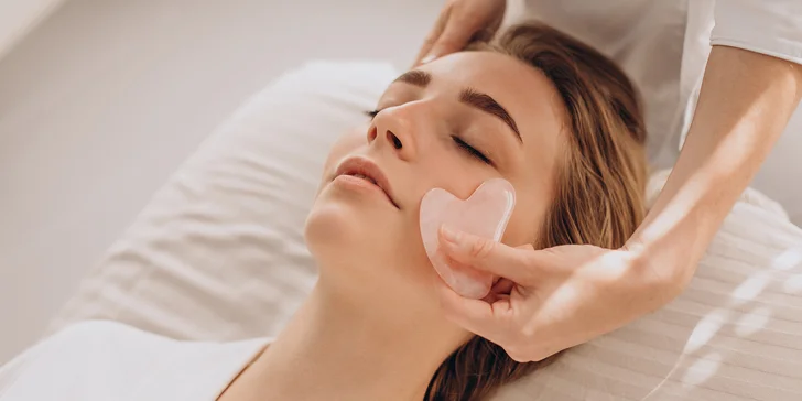 Vybrat si můžete liftingovou Gua Sha masáž, která omladí váš obličej, rozproudí lymfatický systém, zlepší krevní oběh a ještě si u ní krásně odpočinete.
