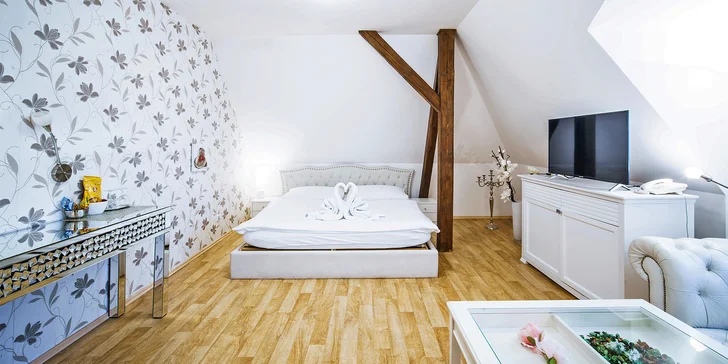 Vybrat si můžete i jeden ze dvou luxusních apartmánů se stylovým vybavením. Foto: Deluxe white č. 11.