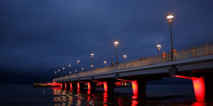 Prejdite sa po móle a vystúpte na ikonický maják.