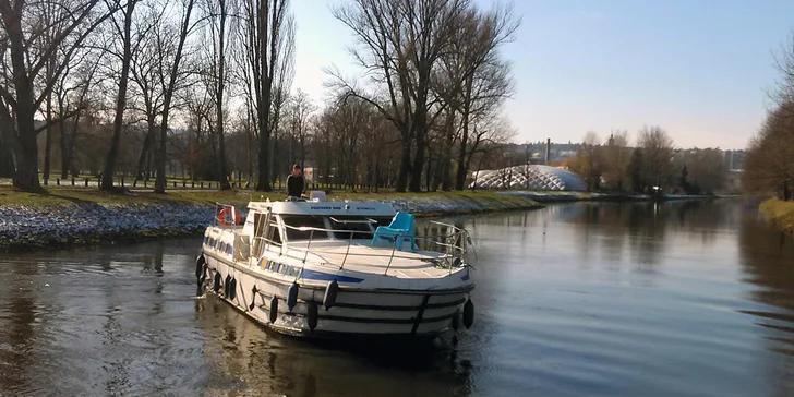 Školní výcviková loď provádí cvičný obrat v Trojském plavebním kanálu