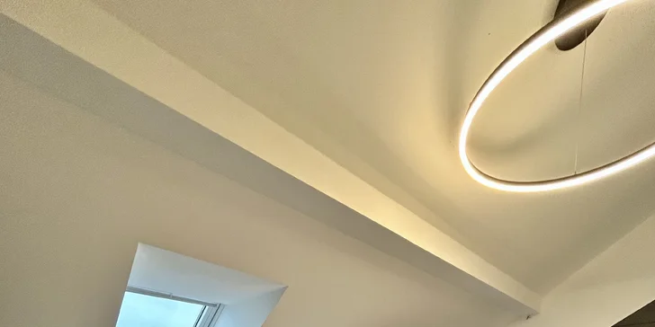 K vybavení patří set na přípravu kávy a čaje. 