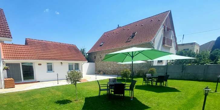 Ku každému apartmánu patrí vlastné záhradné posedenie a slnečník.