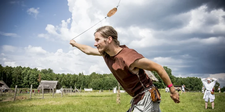 Ve skanzenu můžete narazit také na Kelty zabrané do pečení obilných placek, tvarování keramiky nebo tkaní na karetkách. 