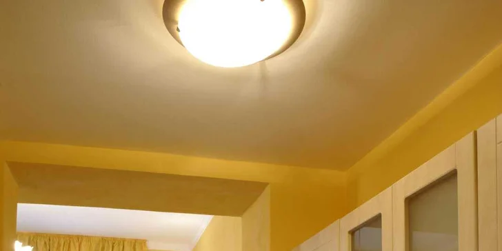 Rodinný apartmán je vybavený kuchynským kútom s chladničkou.