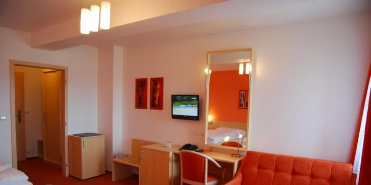 Samozřejmostí je satelitní televize a připojení k Wi-Fi. 