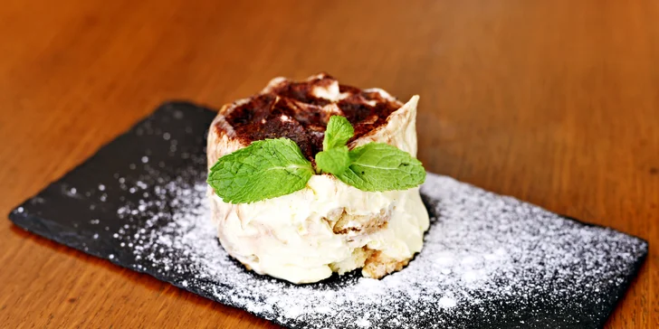 V podobě sladké tečky se vám představí tiramisu.