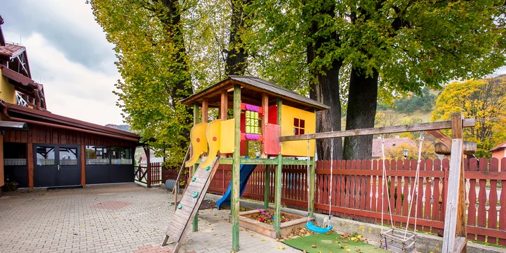 Dětem se bude líbit domeček se skluzavkou.