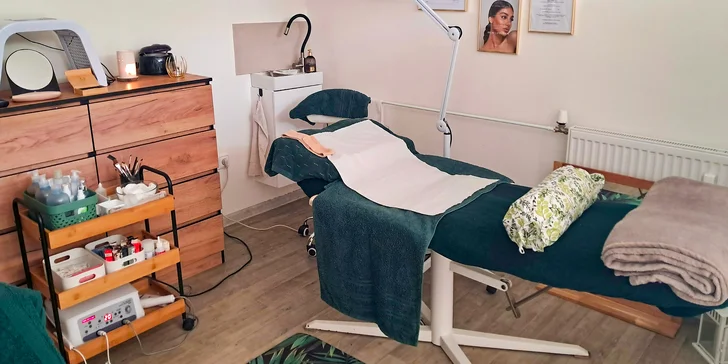 Speciálně tvarované dřevěné nástroje rozhýbou lymfu, zlepší krevní oběh a zpevní pokožku.