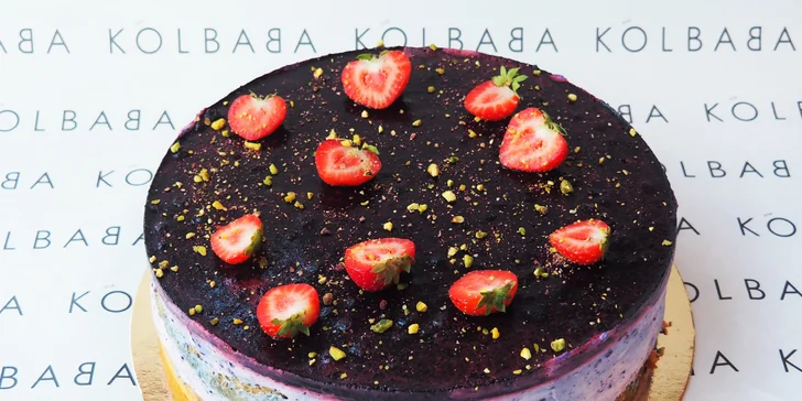 Léto vám připomene jemný šlehačkový krém ochucený rozmixovanými borůvkami a vrstvou borůvkového pyré.
