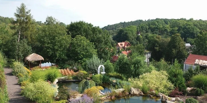 Součástí areálu je i krásná zahrada.