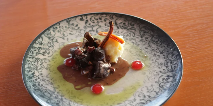 Hovězí bourguignon s bramborovým pyré, karotkou a žampiony
