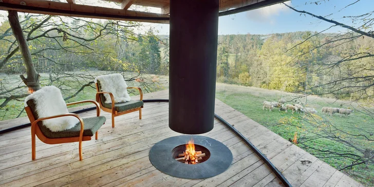 Romantika s výhledem na ovčí pastvu: treehouse s krásným krbem jen pro vás dva