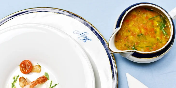 Ledová zeleninová polévka s grilovanou krevetou a koriandrem je důstojným pokračováním menu.