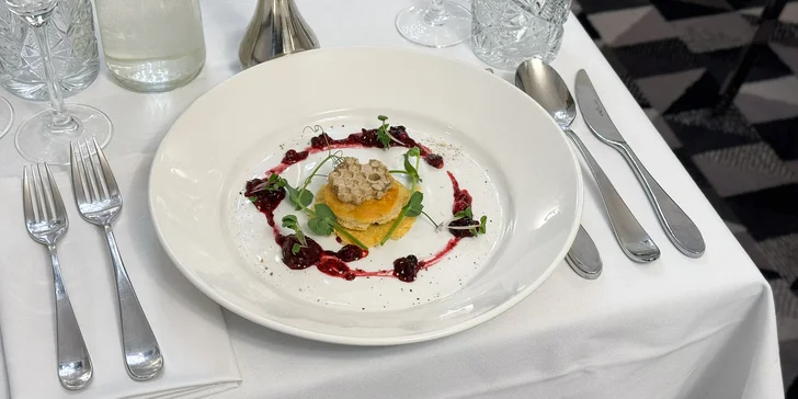 Těšit se můžete na „jednohubku“ ze smažené krevety a předkrm v podobě kachního foie gras s lesním ovocem.
