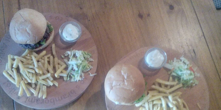 Na prkně vám naservírují naducané burgery, hranolky i zeleninku s majonézou.