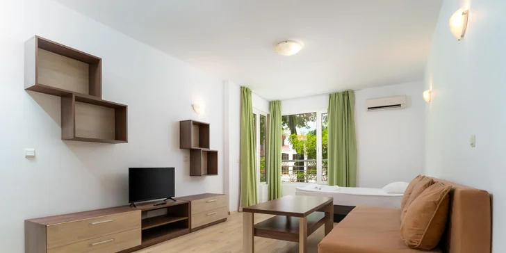 Součástí je Wi‑Fi zdarma, TV se satelitními programy a trezor. Můžete se těšit na denně doplňovaný minibar s nealkoholickými nápoji a pivem. 
