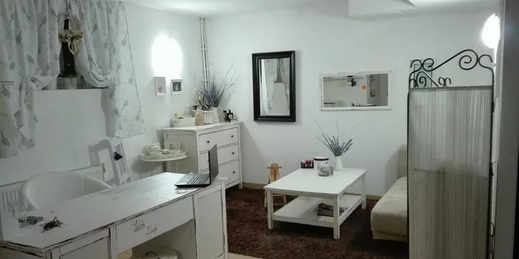 Relaxovat budete v útulně zařízeném salonu ve stylu Provence.