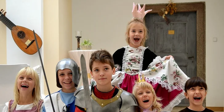 Tenhle zámek děti baví. Mohou si totiž vyzkoušet princeznovské róby a rytířské propriety. 