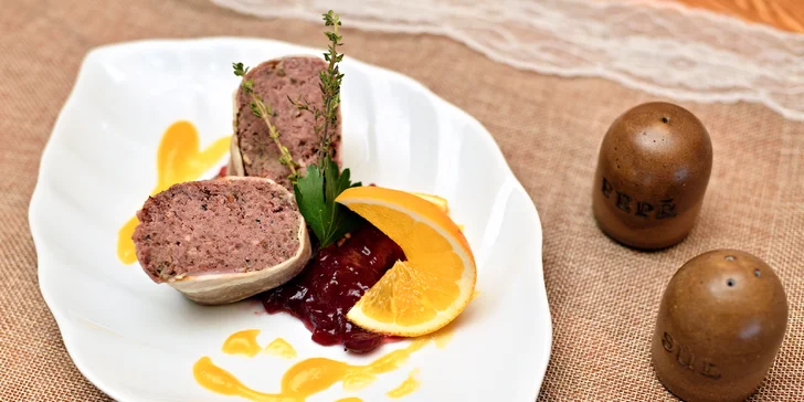 Začnete domácí paštikou s brusinkami, nebo miniklobáskami s křenem?