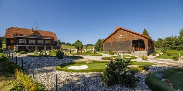 Samotný resort nabízí spoustu vyžití od minigolfu po tenis či plážový volejbal. 