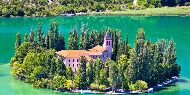 Součástí zájezdu je také návštěva NP Krka a města Šibenik.