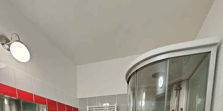 Každý pokoj má vlastní koupelnu se sprchovým koutem.
