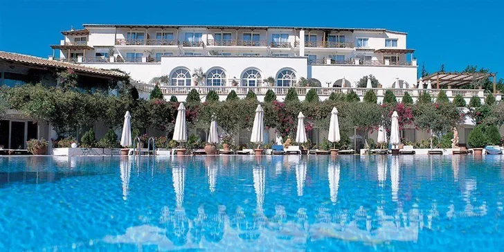 Hotel se nachází na soukromém poloostrově v rybářské vesničce Agia Pelagia.