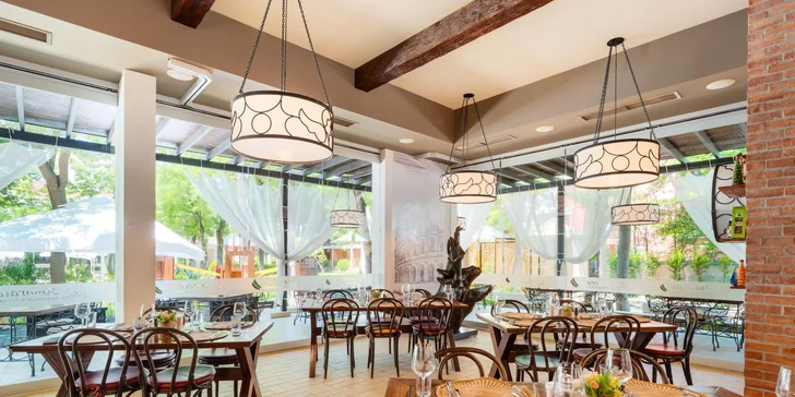 Využít můžete jak hlavní restauraci, tak restauraci s obsluhou, na svačinku si zajděte do snack baru nebo si dejte drink v baru u bazénu či na pláži.