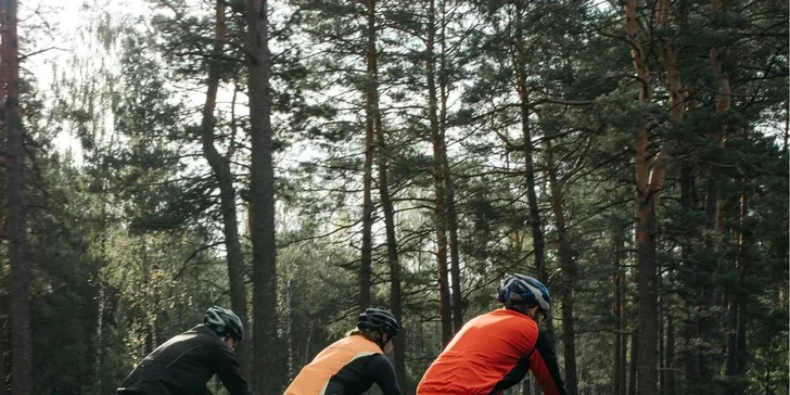 Okolí je protkané hustou sítí cyklostezek. 