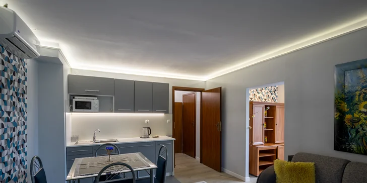 Apartmán má samostatnou ložnici s manželskou postelí a přistýlkou a obývací část s rozkládací pohovkou. 
