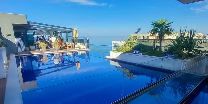 V hotelu nechybí ani bazén.