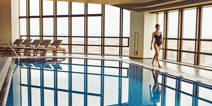Vstup do Apollo Day Spa pro 1 i 2 os.: bazén s výhledem na Prahu, sauna, pára, lehátka na relax