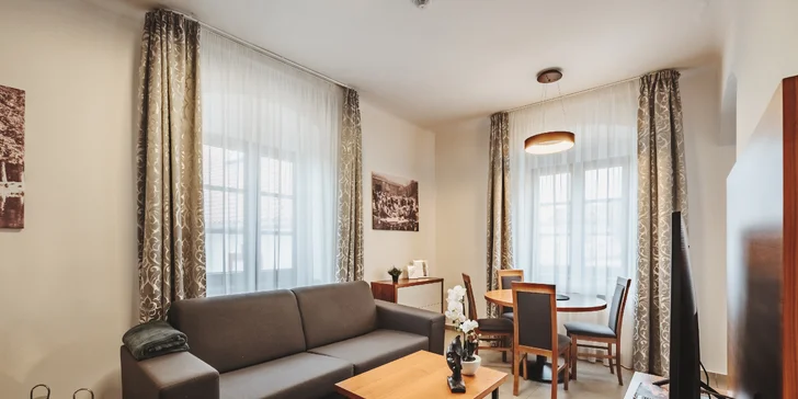 Každý z apartmánů je plně vybaven moderní kuchyňskou linkou, smart TV a rychlou Wi‑Fi, abyste se cítili jako doma. 