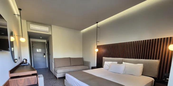 Čtyřhvězdičkový klenot Thassos Imperial Resort vás okamžitě vytrhne z každodennosti svou vzdušnou architekturou a klidem.