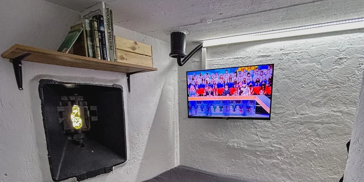 Mají tu dokonce i televizi. 