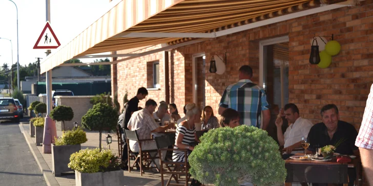 Cafe-Restaurant Carrera disponuje výberom chutných domácich a medzinárodných pokrmov, sezónnych špecialít i širokým sortimentom teplých a studených nápojov na osvieženie.