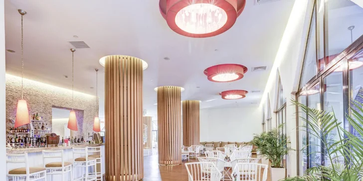 Hlavní restaurace pro vás chystá bohaté bufetové stoly na snídani, pozdní snídani, obědy i večeře plné lokálních i světových specialit. 
