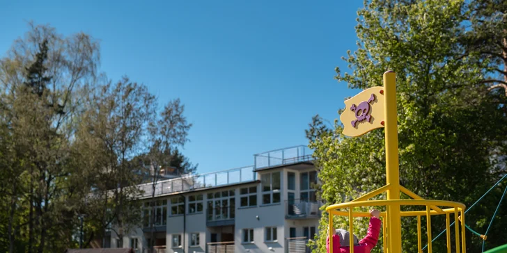 Děti si užijí brouzdaliště a dětské hřiště s trampolínou.