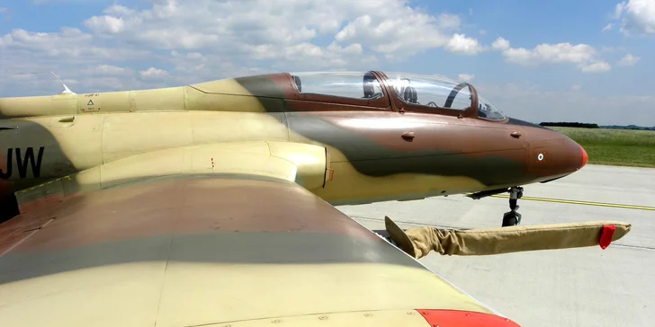 Cvičný proudový letoun L-29 (OK-AJW) je dvousedadlový celokovový středoplošník s příďovým podvozkem. 