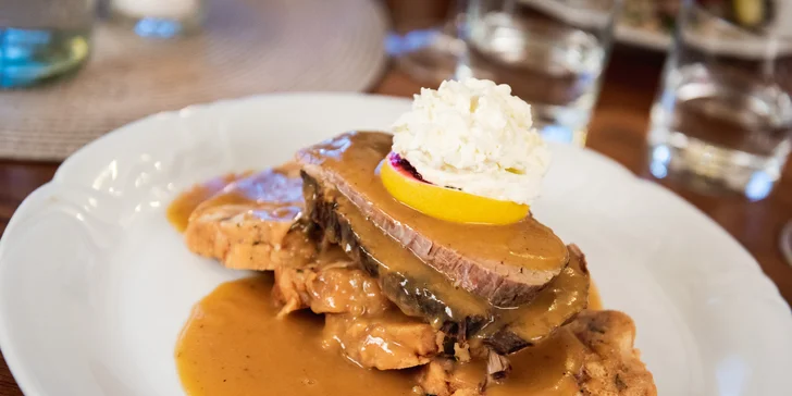 Velkou chloubou hotelu je vyhlášená restaurace, která je rovněž zařízená v šumavském stylu.
