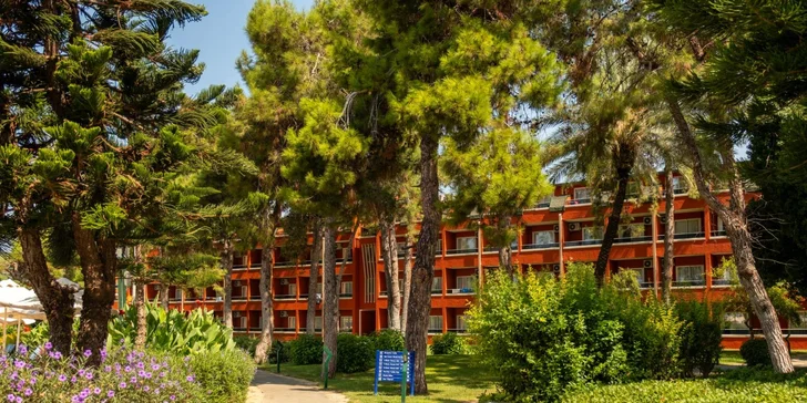 Dospělí si mohou zahrát plážový volejbal, tenis, nebo si zacvičit při ranní vodní gymnastice.