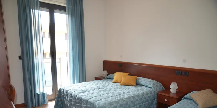 Obe izby ponúknu vlastnú kúpeľňu so sprchou a toaletou, televíziu a Wi‑Fi pripojenie.