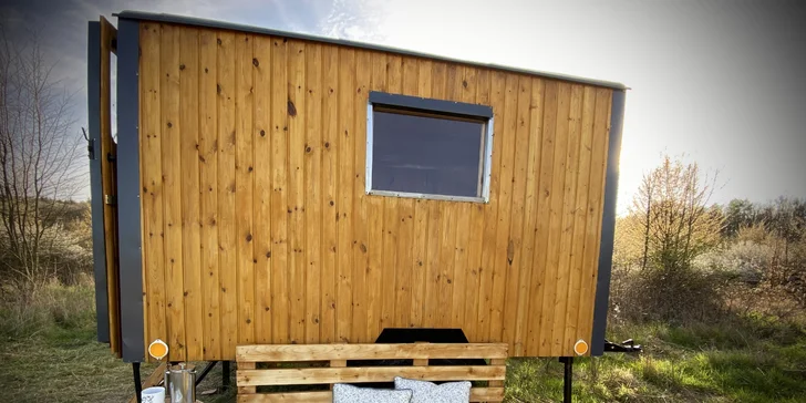 Pri maringotke je aj vonkajšia solárna sprcha a suché WC (klasická drevená búdka).