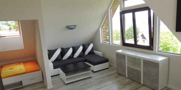 V obývacím pokoji najdete televizi a audiosestavu, samozřejmostí je Wi-Fi připojení. 