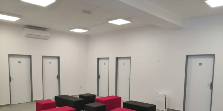 Rezervaci nepotřebujete, kódem voucheru se prokážete na místě.