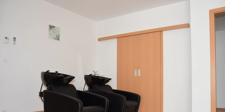 Používají tu vlasovou kosmetiku CHI a šetrné barvy.
