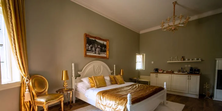 Luxusní apartmá laděné do příjemných zlatých tónů se nachází v dolním křídle hradu.
