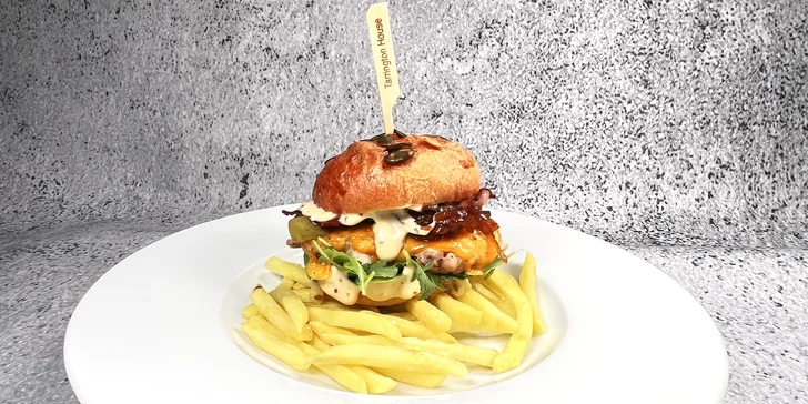 Burger, palačinka s borůvkami a balení místních perníčků pro dva i rodinu