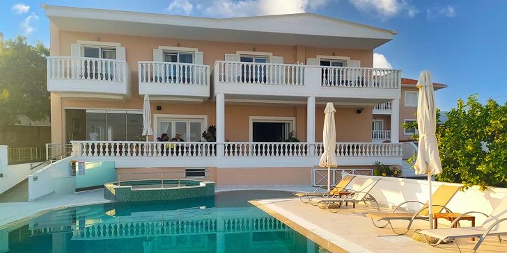 Ubytujete se v příjemném hotelu Antonios*** s bazénem.